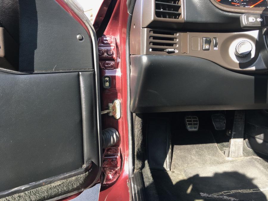 Детали интерьера Porsche 944 S2 Red Pearl 1990 года  (фото 78 из 86)